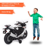 Honda CBR blanca con niño#color_blanco